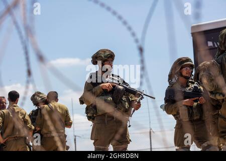 Djénine, Territoires palestiniens. 06e septembre 2021. Les soldats israéliens tiennent une garde près d'une barrière de sécurité dans la ville de Jénine, en Cisjordanie, après l'évasion de six prisonniers palestiniens de la prison de Gilboa, la prison israélienne la plus sécurisée. Selon les autorités, cinq des fugitifs appartiennent au mouvement Jihad islamique et l'un est un ancien commandant d'un groupe armé affilié au parti dominant du Fatah. Crédit : Ilia Yefimovich/dpa/Alay Live News Banque D'Images