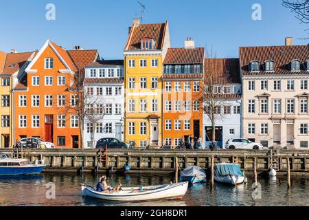 Petits bateaux dans le canal de Christianshavns, Copenhague, Danemark Banque D'Images
