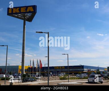 Grand panneau Ikea dans le parking en face de la boutique Ikea Rio Shopping Valladolid Castille et Leon Espagne Banque D'Images