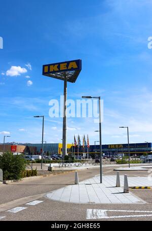 Grand panneau Ikea dans le parking en face de la boutique Ikea Rio Shopping Valladolid Castille et Leon Espagne Banque D'Images