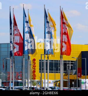 Banderoles Ikea colorées dans le parking près de l'entrée Rio Shopping Valladolid Castille et Leon Espagne Banque D'Images