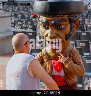 Gros plan de Big Head ou Cabezudo interagissant avec le public sur la place principale pendant les fêtes de septembre à Valladolid Castille et Leon Espagne Banque D'Images