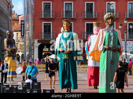 Grandes têtes ou Cabezudos dans la place principale pendant les fêtes de septembre à Valladolid Castille et Leon Espagne Banque D'Images