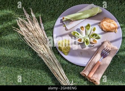 Roti Sai Mai est le nom de la sucrerie de coton thaïlandais enveloppée de pâte à pâtisserie servant sur une assiette blanche. Le fil de soie roti est l'un des thaïlandais préférés Banque D'Images