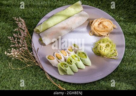 Roti Sai Mai est le nom de la sucrerie de coton thaïlandais enveloppée de pâte à pâtisserie servant sur une assiette blanche. Le fil de soie roti est l'un des thaïlandais préférés Banque D'Images