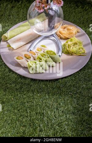 Roti Sai Mai est le nom de la sucrerie de coton thaïlandais enveloppée de pâte à pâtisserie servant sur une assiette blanche. Le fil de soie roti est l'un des thaïlandais préférés Banque D'Images