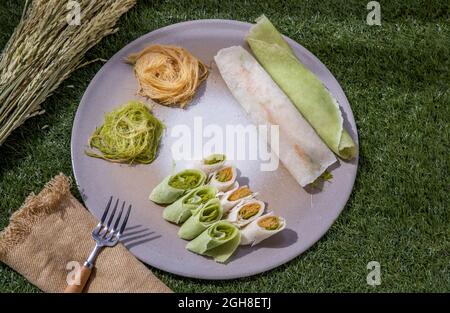 Roti Sai Mai est le nom de la sucrerie de coton thaïlandais enveloppée de pâte à pâtisserie servant sur une assiette blanche. Le fil de soie roti est l'un des thaïlandais préférés Banque D'Images