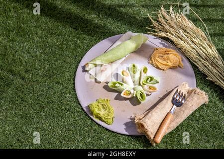 Roti Sai Mai est le nom de la sucrerie de coton thaïlandais enveloppée de pâte à pâtisserie servant sur une assiette blanche. Le fil de soie roti est l'un des thaïlandais préférés Banque D'Images