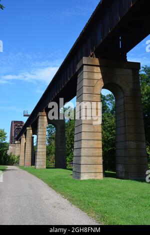 Chemin de fer menant au pont au-dessus de la rivière Ohio dans la petite ville de Henderson, Virginie-Occidentale. Banque D'Images