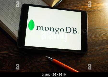 KIEV, UKRAINE - 21 août 2021. Tablette avec logo MongoDB Atlas Database. Banque D'Images