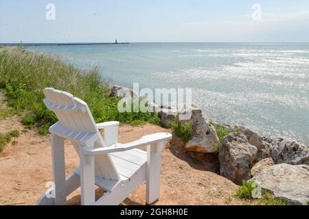 Vider les chaises de pelouse Adirondack extérieures le long du front de mer et de la plage Banque D'Images