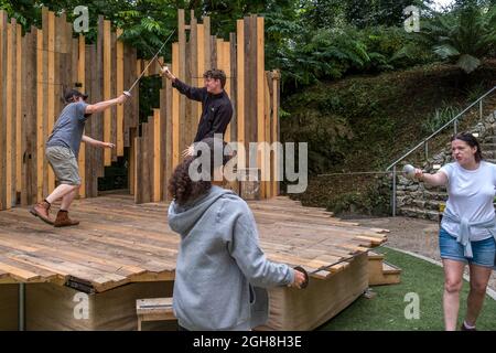 Acteurs lors d'une répétition de combat à l'amphithéâtre Trebah Garden de Cornwall. Banque D'Images