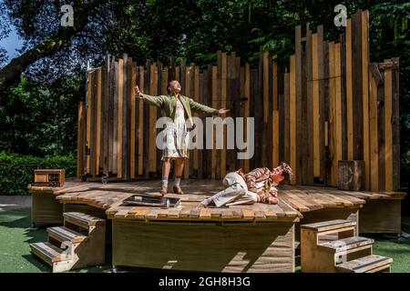 Roméo et Juliette interprétées par la Duke's Theatre Company à l'amphithéâtre Trebah Garden de Cornwall. Banque D'Images