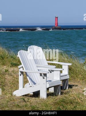 Vider les chaises de pelouse Adirondack extérieures le long du front de mer et de la plage Banque D'Images
