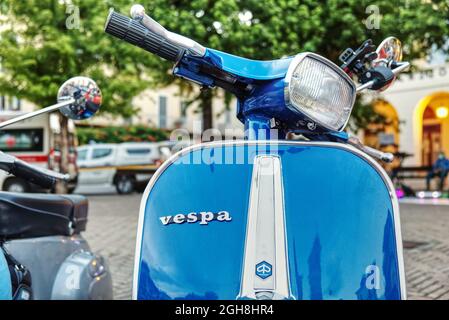 Castellamonte, Italie - 2 juillet 2021 : gros plan de la façade du rallye vespa, symbole du design italien Banque D'Images