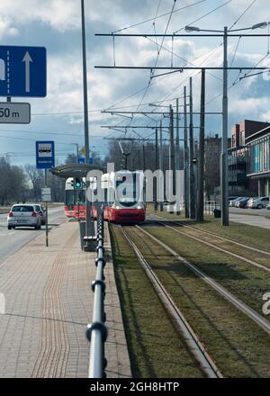 LETTONIE, LIEPAJA - 18 MARS : Liepaja est une ville située sur la mer Baltique. Vue sur la rue avec tramway le 18 mars 2021, Liepaja, Lettonie. Banque D'Images