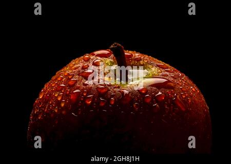 Pomme avec gouttes d'eau. Banque D'Images