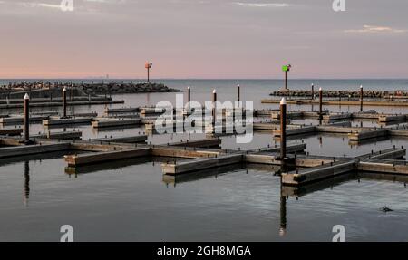 coucher de soleil coloré sur l'horizon aquatique sur le grand lac Banque D'Images