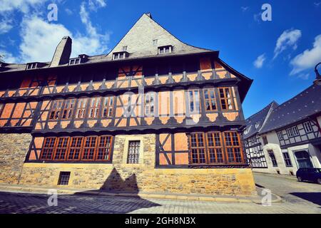 Rue historique de Goslar dans une belle journée d'été. Rue dans la vieille ville de Goslar, Basse-Saxe, Allemagne Banque D'Images
