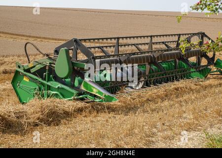 Équipement de moissonneuse John Deere 24' en attente de la moissonneuse-batteuse de remplacement sur Salisbury Plain Wiltshire, Royaume-Uni Banque D'Images