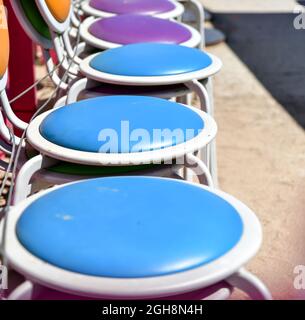 chaises de bistro extérieures colorées sur la plage de sable au bord de l'eau Banque D'Images