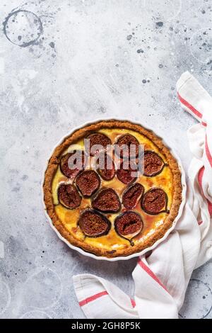 Tart. Fig. Tarte délicieuse aux figues fraîches et au fromage de chèvre sur une table rustique en bois. Vue de dessus Banque D'Images