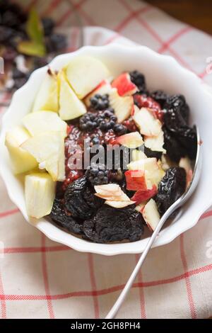 Bol de fruits avec confiture et millet Banque D'Images