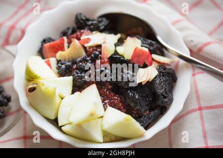 Bol de fruits avec confiture et millet Banque D'Images