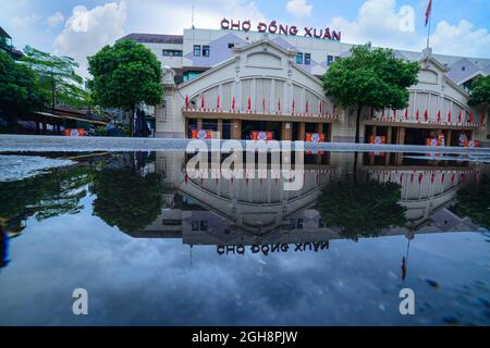 Marché de Dong Xuan après la pluie Banque D'Images