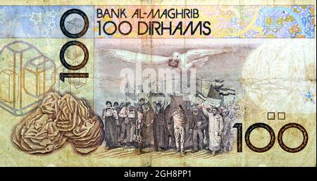 Revers de 100 une centaine de billets marocains de Dirhams émis en 1987 par la banque Al-Maghrib avec une image de la Marche verte dans le Sahara espagnol O Banque D'Images