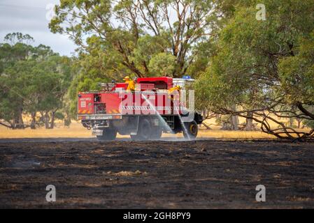 Un appareil d'incendie mettant un feu d'herbe, Langley Barfold, Victoria, Australie. Banque D'Images