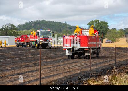 Appareils d'incendie mettant un feu d'herbe, Langley Barfold, Victoria, Australie. Banque D'Images