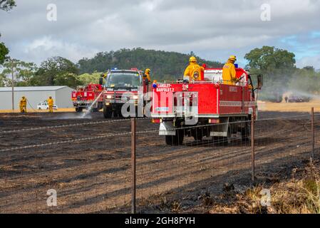 Appareils d'incendie mettant un feu d'herbe, Langley Barfold, Victoria, Australie. Banque D'Images