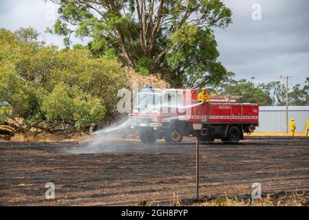 Un appareil d'incendie mettant un feu d'herbe, Langley Barfold, Victoria, Australie. Banque D'Images