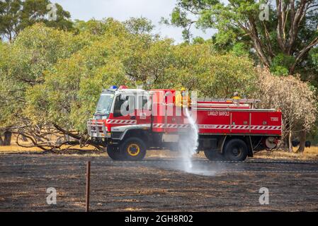 Un appareil d'incendie mettant un feu d'herbe, Langley Barfold, Victoria, Australie. Banque D'Images