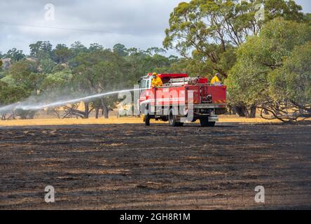 Un appareil d'incendie mettant un feu d'herbe, Langley Barfold, Victoria, Australie. Banque D'Images