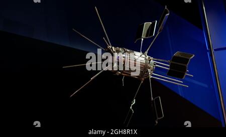 Moscou, Russie - 6 mai 2021 : Musée de l'astronautique. Modèle grandeur nature d'un satellite artificiel de la Terre sur fond sombre. Musée de l'espace. Banque D'Images