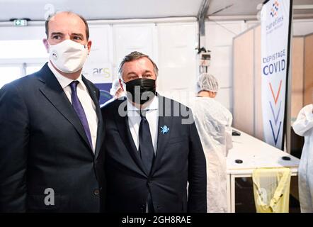 Jean Castex, Premier ministre, et Olivier Ginon, PDG de GL Events, visitent un centre de dépistage et de vaccination Covid situé en face de l'exposition. - visite de Jean Castex au salon mondial de l'Industrie à Eurexpo à Lyon, France, le 6 septembre 2021. Photo de Stephane Audras/Pool/ABACAPRESS.COM Banque D'Images