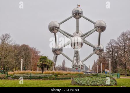 BRUXELLES, BELGIQUE- DEC 7 : la structure Atomium à Bruxelles, Belgique, le 7 décembre 2014. L'Atomium est un bâtiment de 102m de haut, construit à l'origine pour Exp Banque D'Images