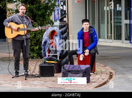 Dundee, Tayside, Écosse, Royaume-Uni. 6 septembre 2021. Météo au Royaume-Uni : un jour couvert et humide avec quelques vagues de lumière dans le nord-est de l'Écosse avec des températures atteignant 20°C. Deux musiciens féminins du groupe musical Sara 'N' Junbug de Glasgow qui apprécient le temps de la fin de l'été et passent la journée en bus dans le centre-ville de Dundee. Crédit : Dundee Photographics/Alamy Live News Banque D'Images