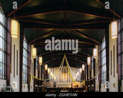 Intérieur de la nef de la cathédrale Saint-Jean-Eudes, construite dans les années 50 à Baie Comeau, Québec (Canada) Banque D'Images