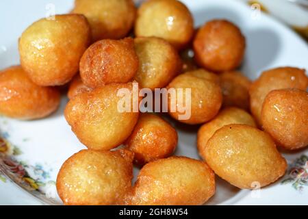 Zalabia sur une assiette blanche, un type de pâte frite du Moyen-Orient semblable à celui d'un beignet, un dessert savoureux à servir à n'importe quelle fête de vacances, mou frit Banque D'Images