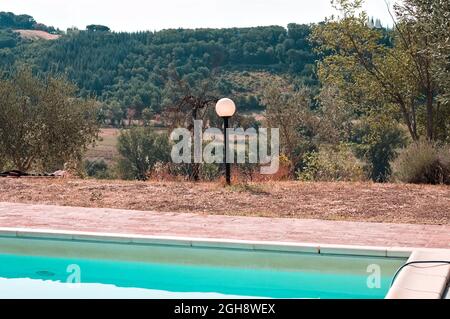 Une lampe isolée dans le jardin près de la piscine (Ombrie, Italie, Europe) Banque D'Images