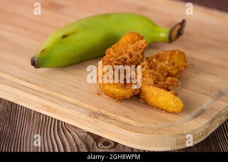 Un couple de bananes frites avec une banane non mûre. Points de mise au point sélective. Arrière-plan flou. Banque D'Images