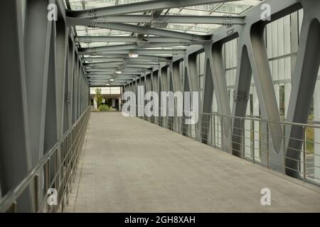 Architecture industrielle moderne. Pont de poutres en acier. Passerelle en acier gris. Banque D'Images