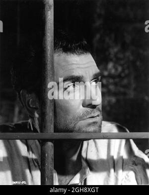 LAURENCE OLIVIER comme capitaine MacHeath en prison dans L'OPÉRA DU MENDIANT 1953 réalisateur PETER BROOK libretto John gay écrivains Denis Cannan et Christopher Fry musique Arthur Bliss costume design Georges Wakhevitch Herbert Wilcox Productions / British Lion film Corporation Banque D'Images