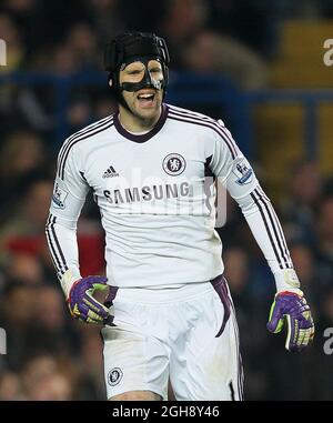 Chelseas Petr Cech avec son nouveau garde-tête lors du match de football de la Barclays Premier League entre Chelsea et Liverpool au stade Stamford Bridge à Londres, le dimanche 20 novembre 2011. Banque D'Images