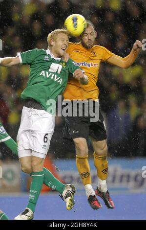 Steven Fletcher de Wolverhampton Wanderers (à droite) concurrence Zak Whitbread de Norwich City lors du match de football de la Barclays Premier League entre Wolverhampton Wanderers et Norwich City au stade Molineux, Wolverhampton, le 20 décembre 2011. Banque D'Images