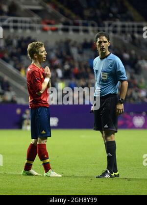 Iker Muniain, de l'Espagne, plaide en faveur de l'arbitre Juan Soto après avoir décidé de ne pas lui accorder de pénalité lors du match des hommes du groupe D des Jeux Olympiques de Londres 2012, entre l'Espagne et le Honduras, au parc St. James, Newcastle upon Tyne, le 29 juillet 2012. Banque D'Images