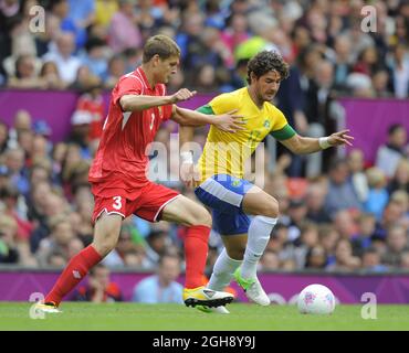 Igor Kuzmenok du Bélarus se démène avec Alexandre Pato.Brazil contre Belarus lors du match olympique du groupe C 2012 à Old Trafford, Manchester, Royaume-Uni, le 29 juillet 2012. Banque D'Images